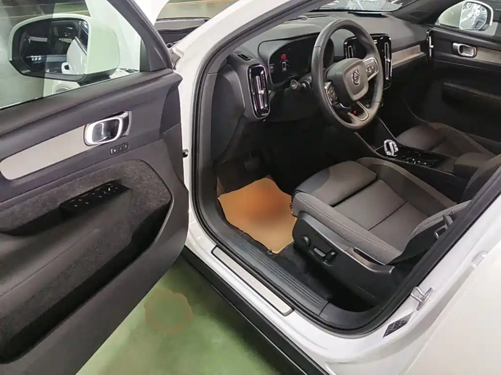 Volvo XC40 — фото 16