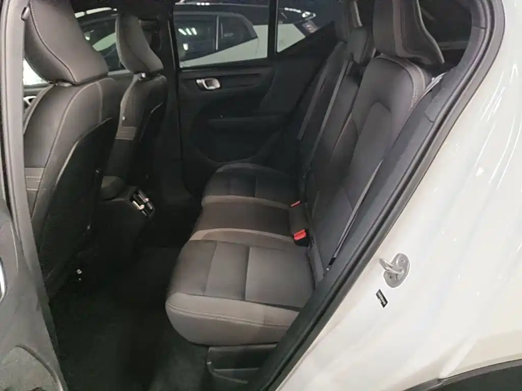 Volvo XC40 — фото 17