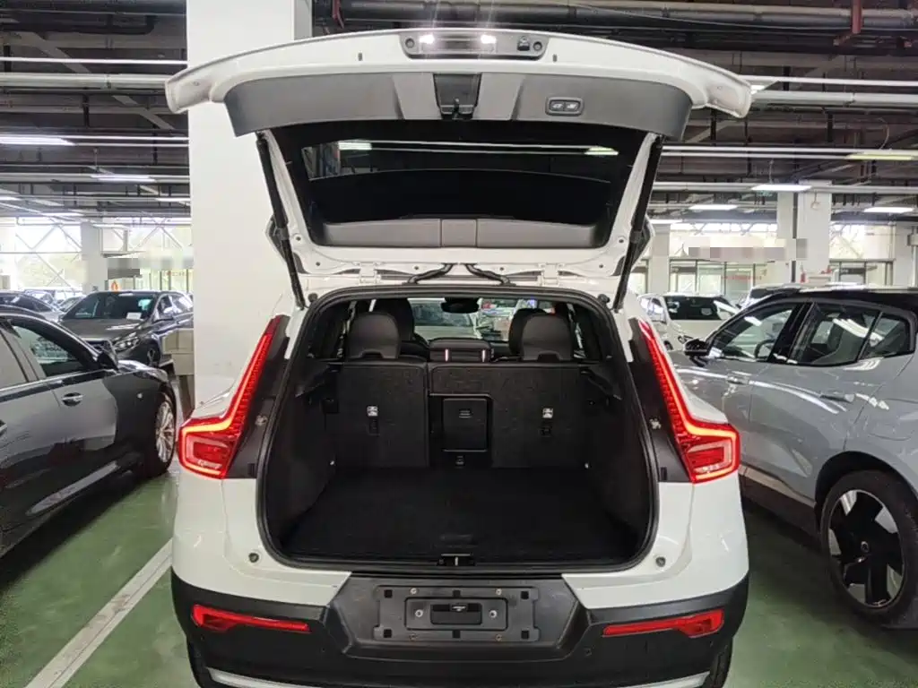 Volvo XC40 — фото 19
