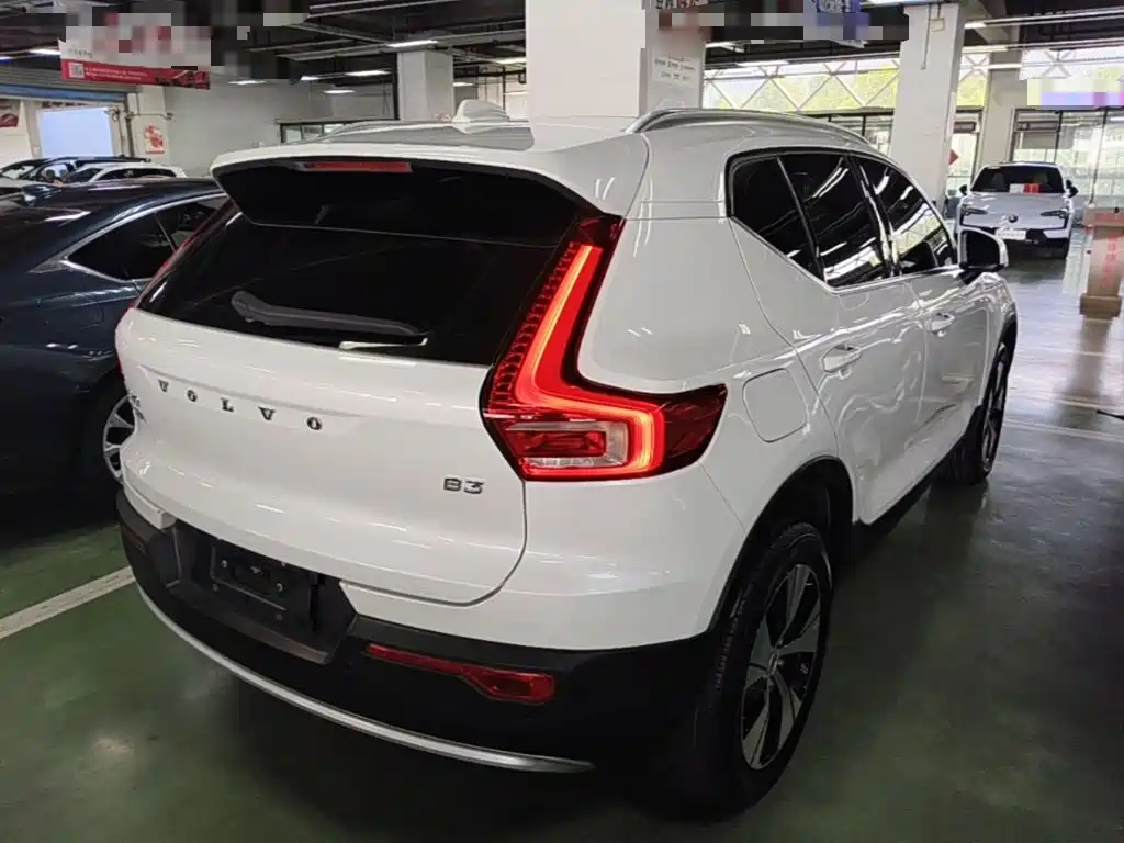 Volvo XC40 — фото 7