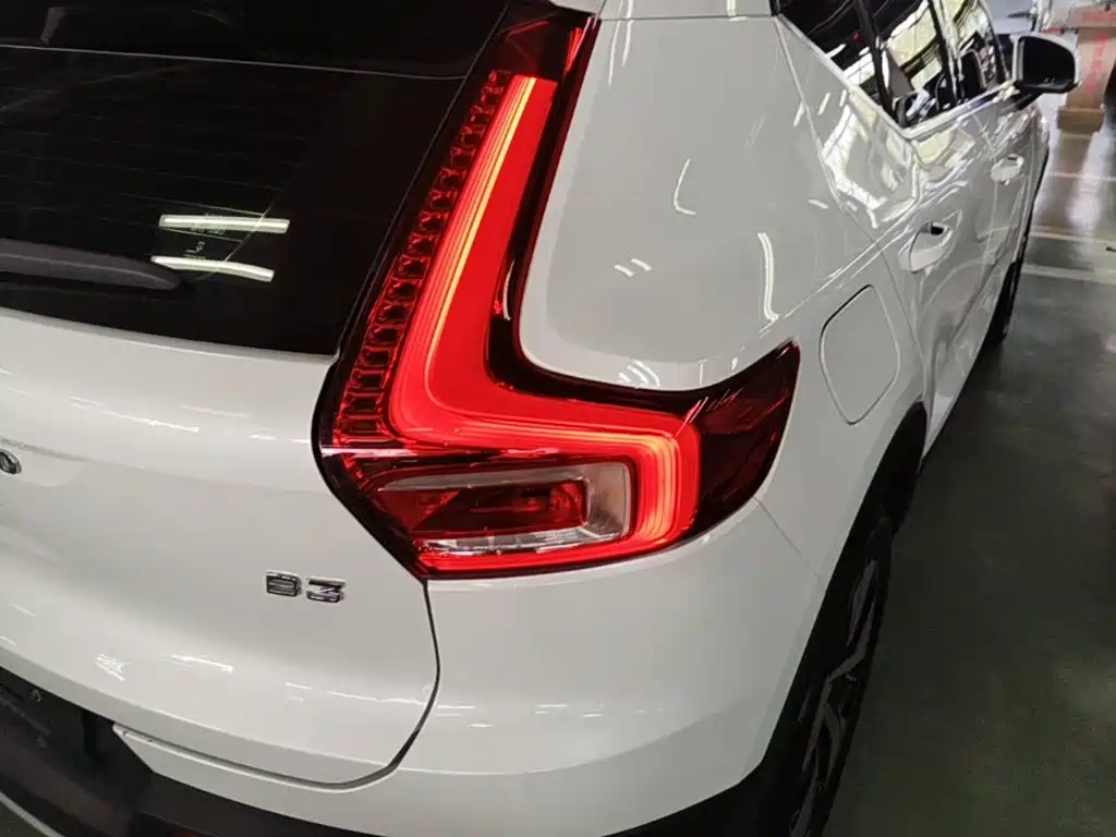 Volvo XC40 — фото 8