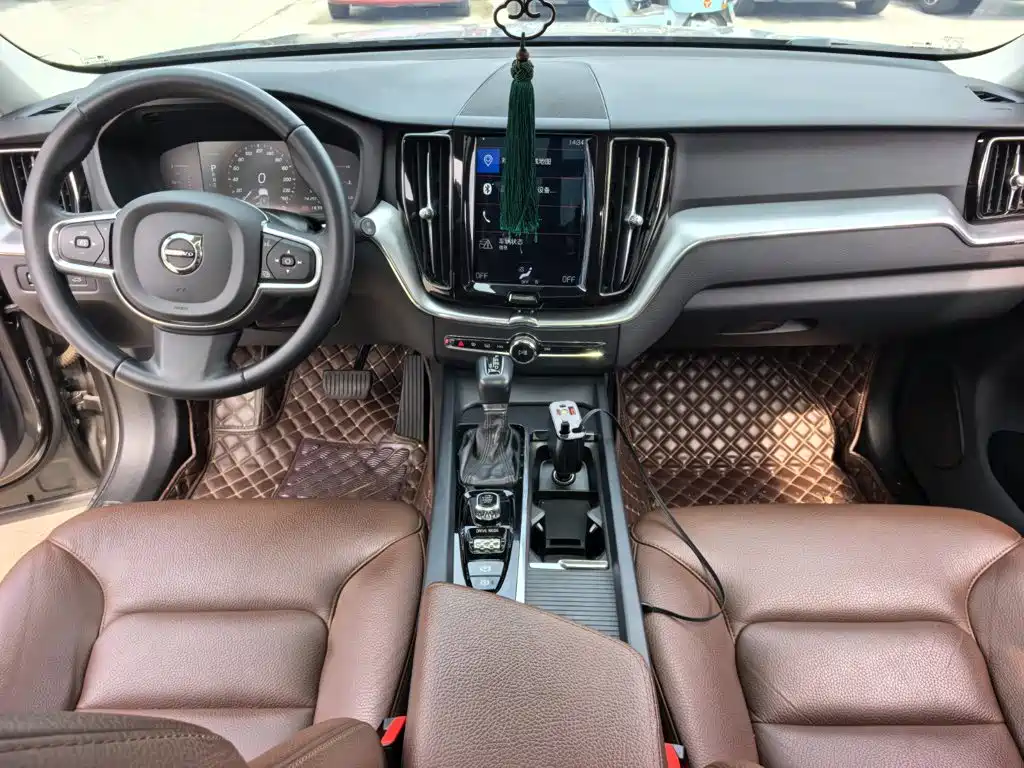 Volvo XC60 — фото 9
