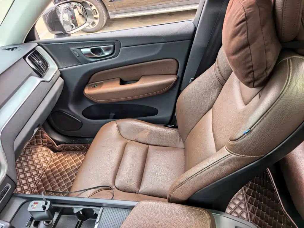 Volvo XC60 — фото 10