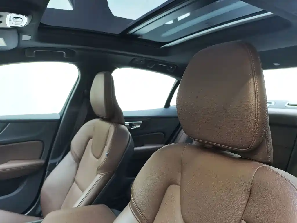 Volvo S60 — фото 13