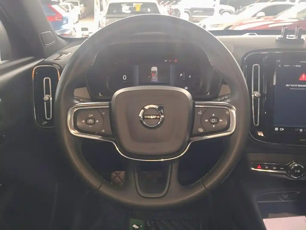 Volvo XC40 — фото 11