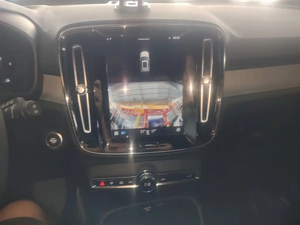 Volvo XC40 — фото 13
