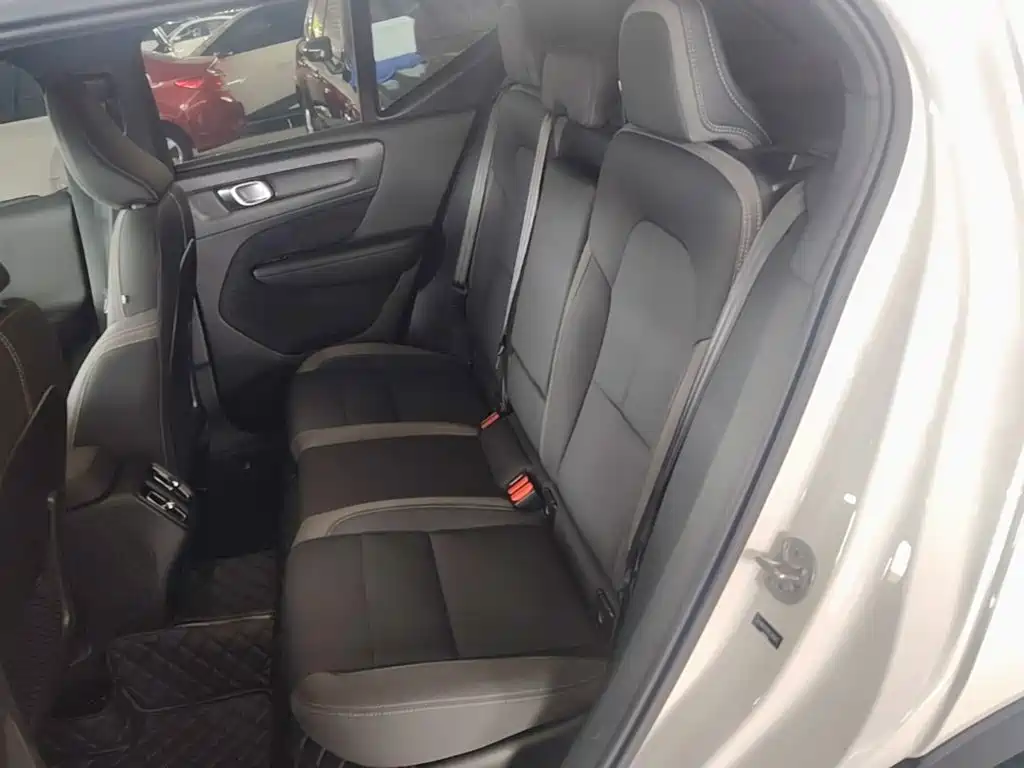 Volvo XC40 — фото 17
