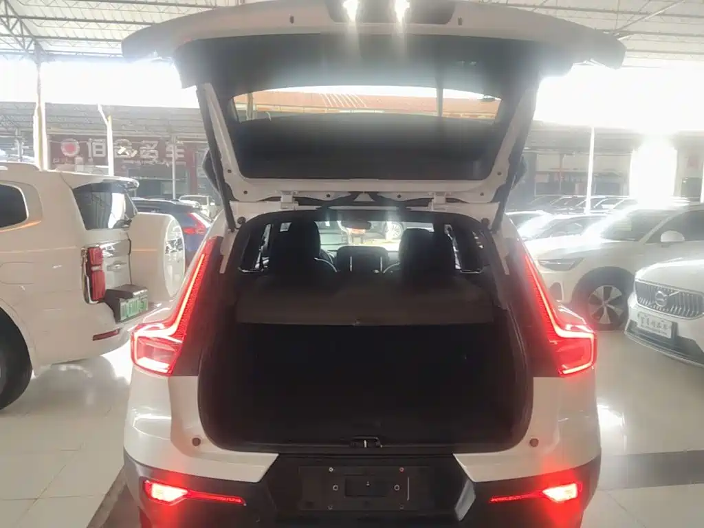 Volvo XC40 — фото 19