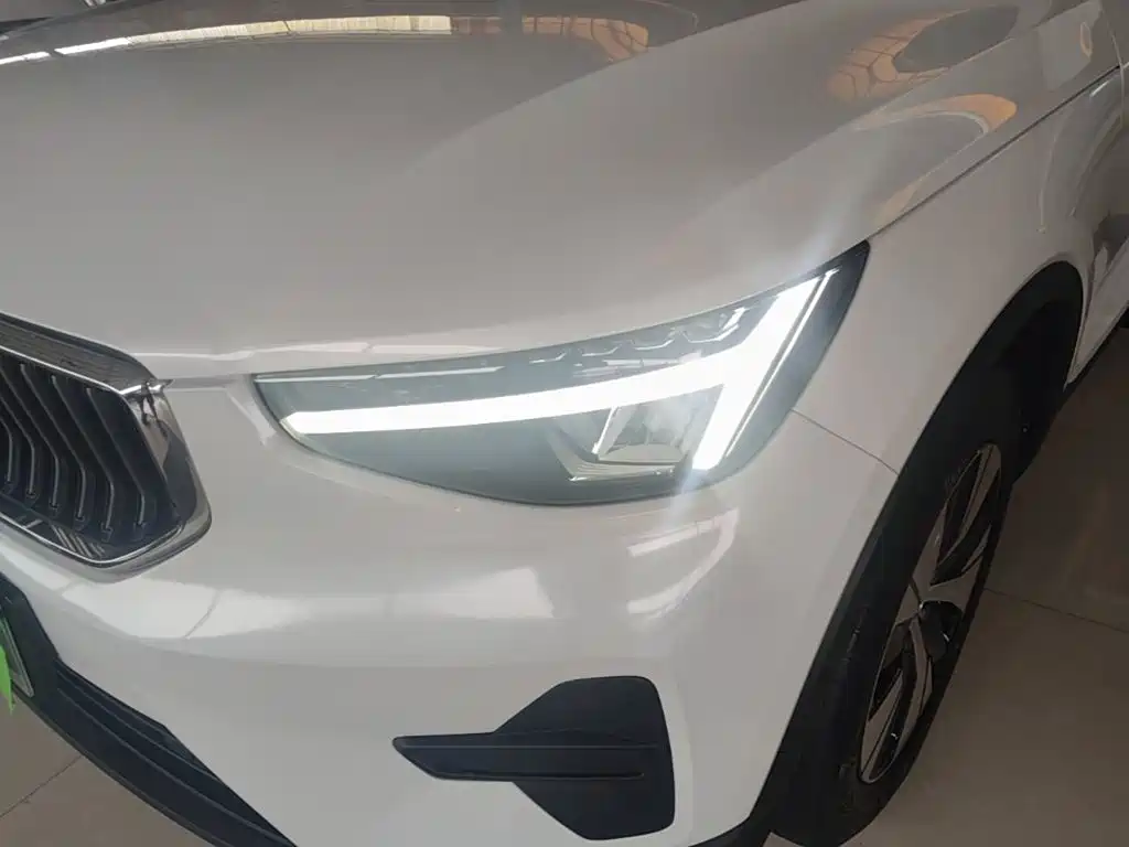 Volvo XC40 — фото 24