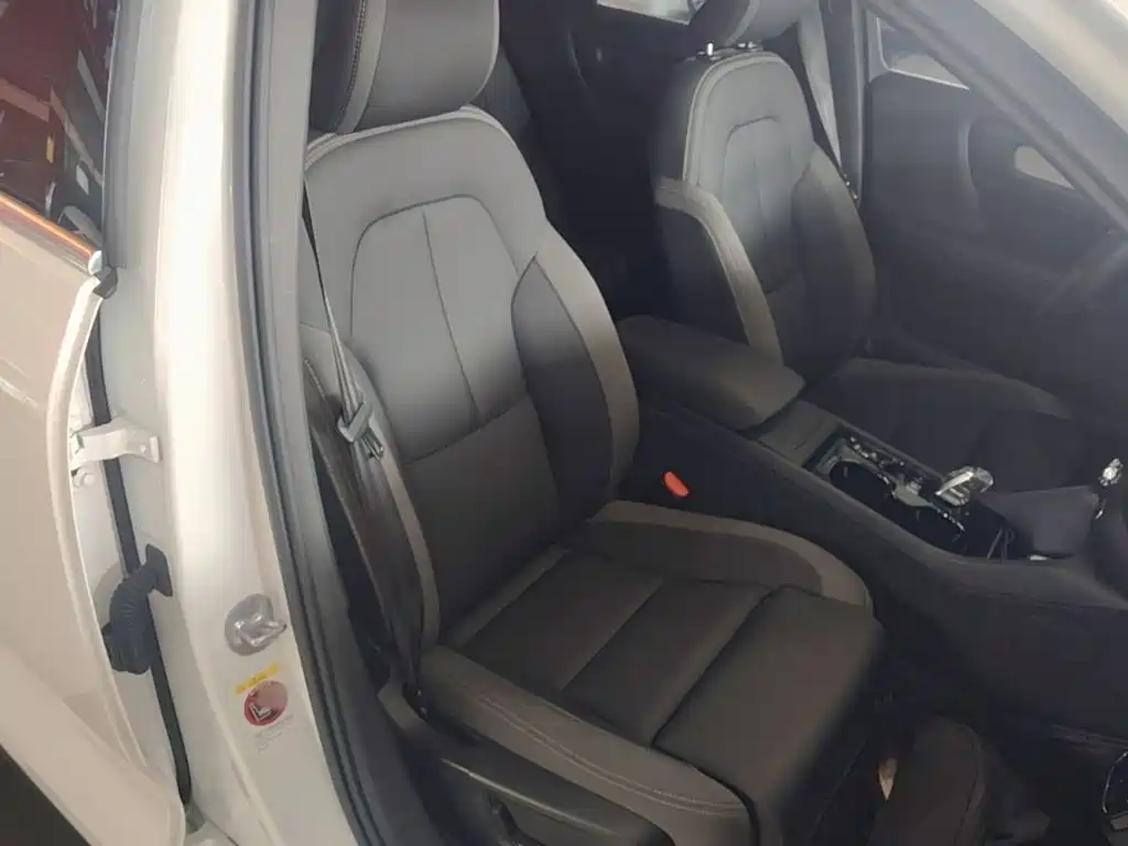 Volvo XC40 — фото 25