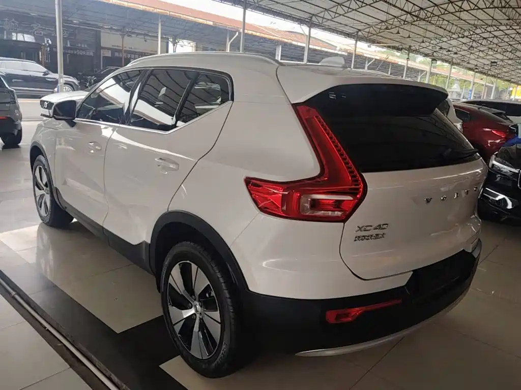 Volvo XC40 — фото 5