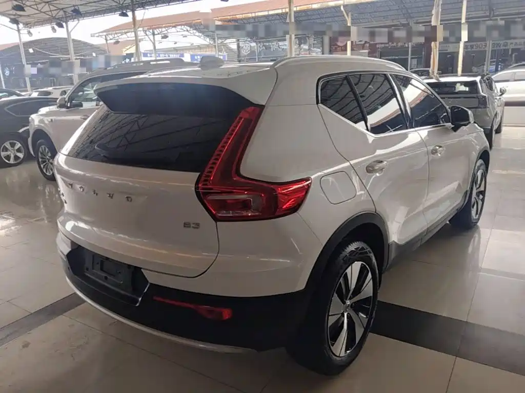 Volvo XC40 — фото 7