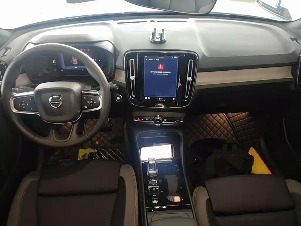 Volvo XC40 — фото 10