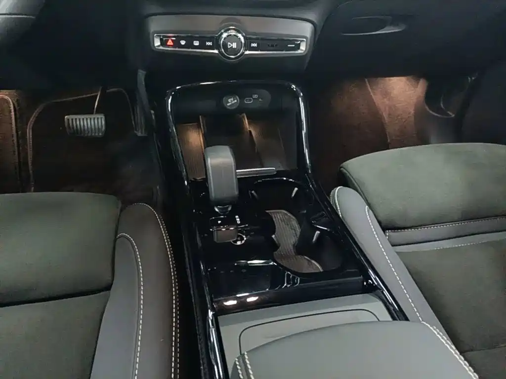 Volvo XC40 NEV — фото 14