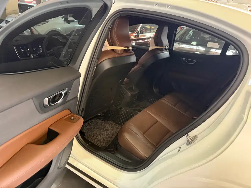 Volvo S60 — фото 10