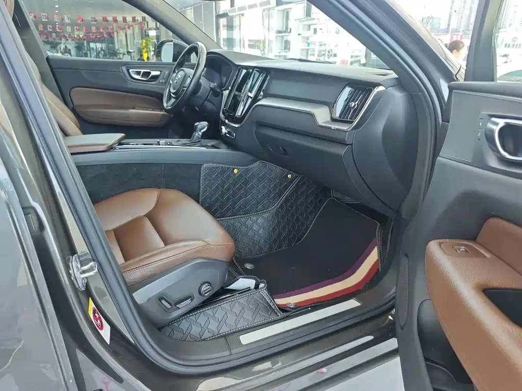 Volvo XC60 — фото 17