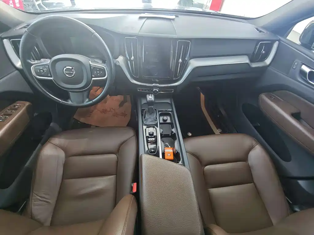 Volvo XC60 — фото 10