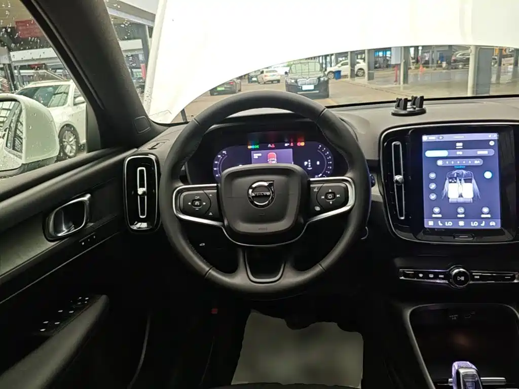Volvo XC40 — фото 11