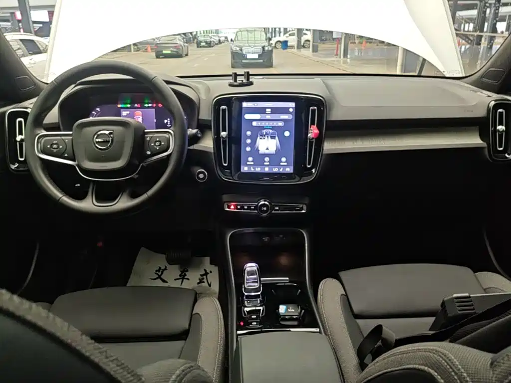 Volvo XC40 — фото 13
