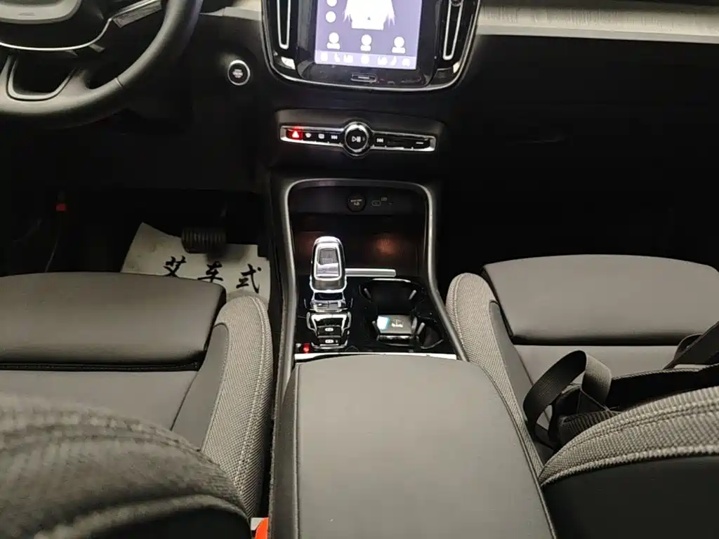 Volvo XC40 — фото 14
