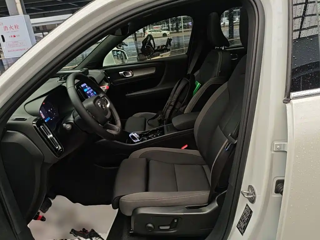 Volvo XC40 — фото 15