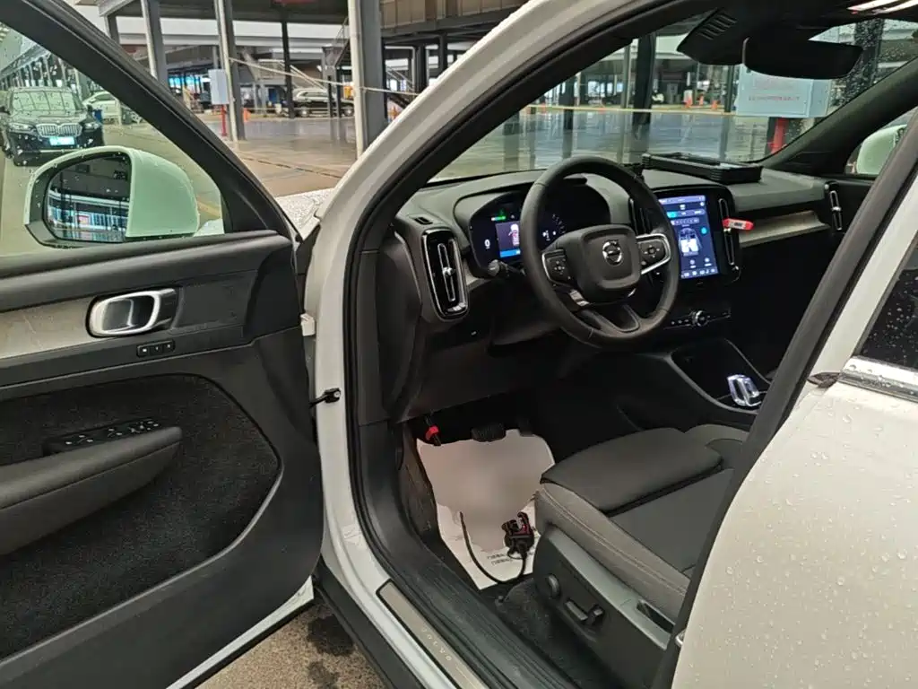 Volvo XC40 — фото 16