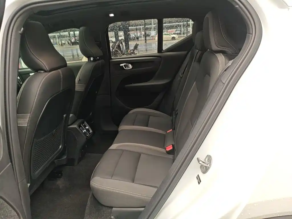 Volvo XC40 — фото 17