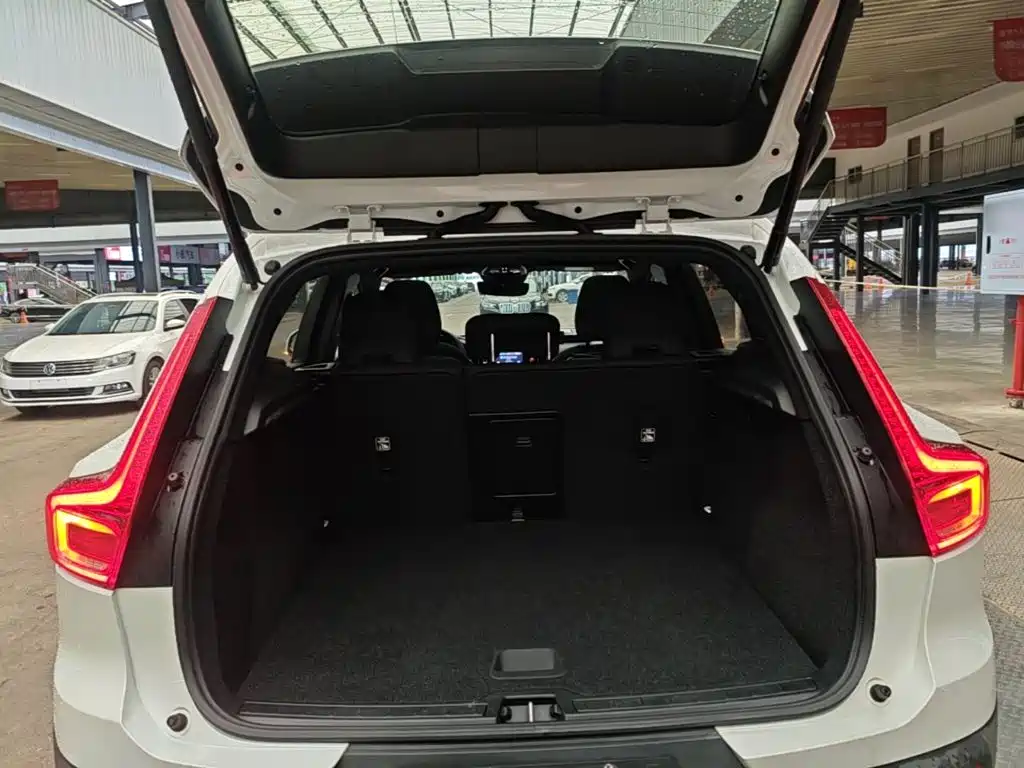Volvo XC40 — фото 19