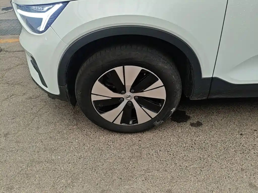Volvo XC40 — фото 23