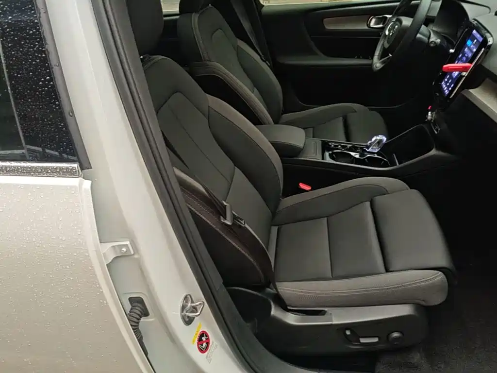Volvo XC40 — фото 25