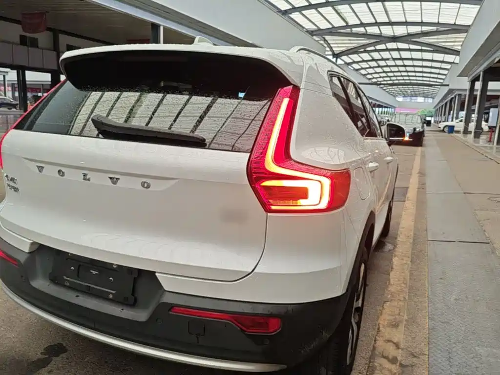 Volvo XC40 — фото 8