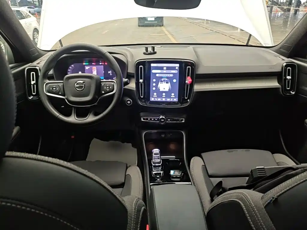 Volvo XC40 — фото 10