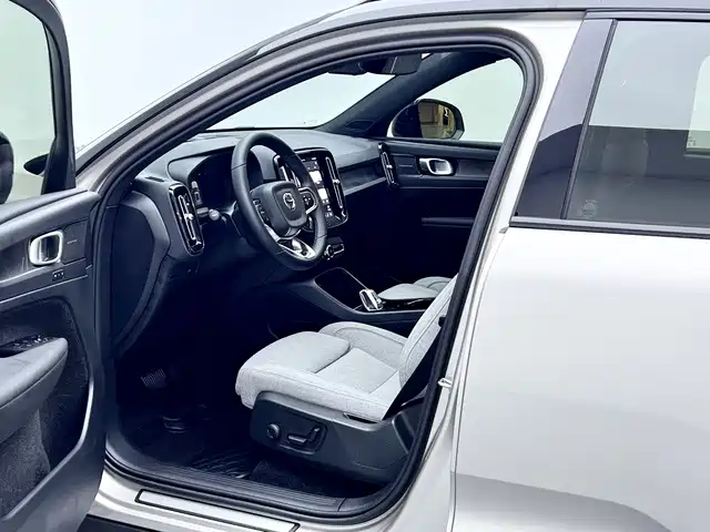 Volvo XC40 NEV — фото 13