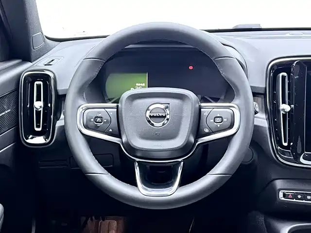 Volvo XC40 NEV — фото 17