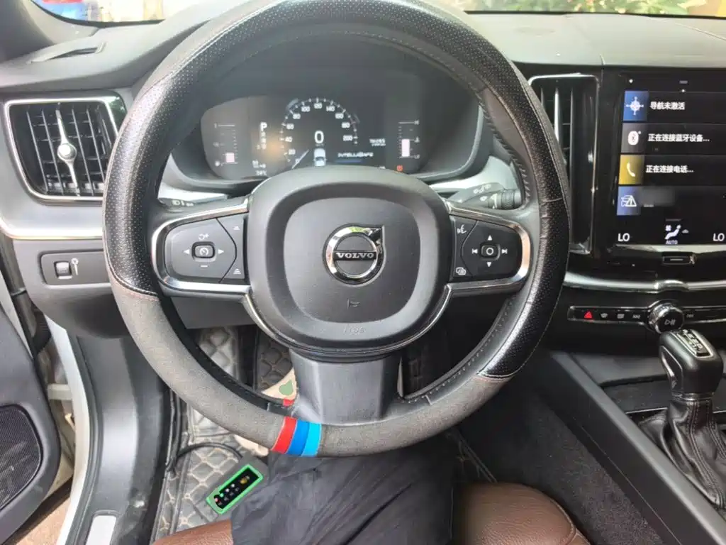 Volvo XC60 — фото 11