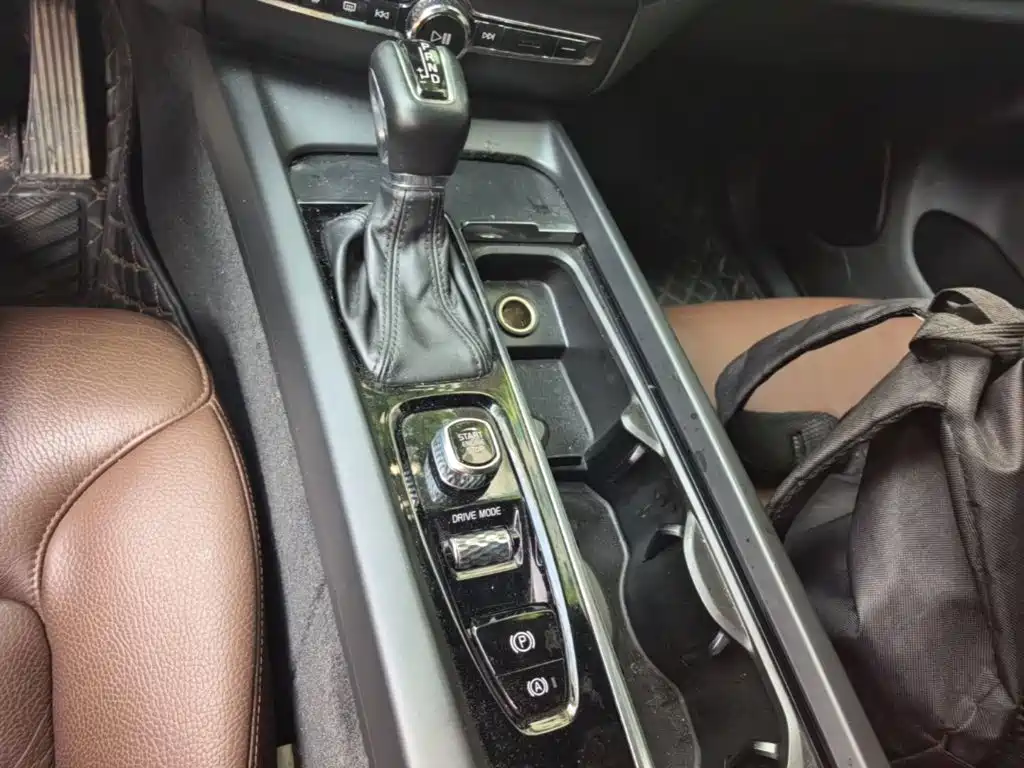 Volvo XC60 — фото 14