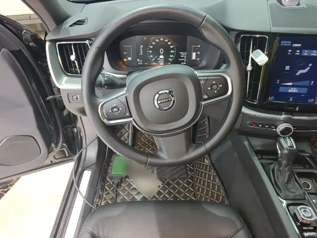 Volvo XC60 — фото 11