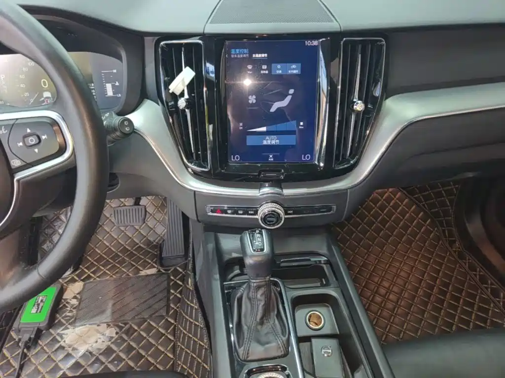 Volvo XC60 — фото 13