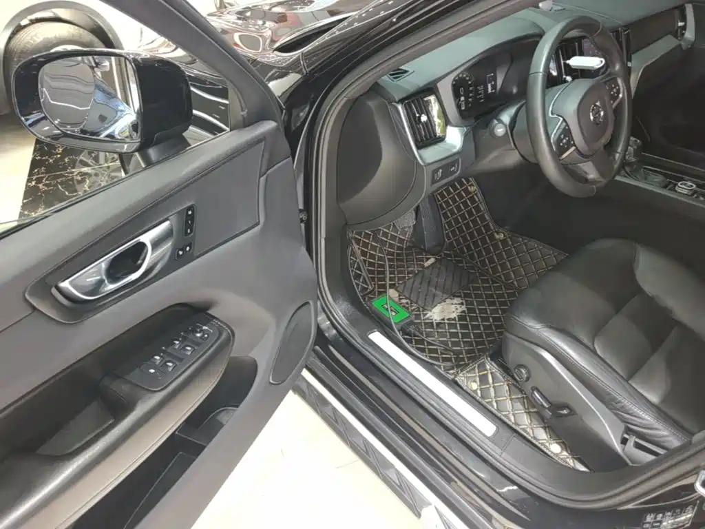 Volvo XC60 — фото 16