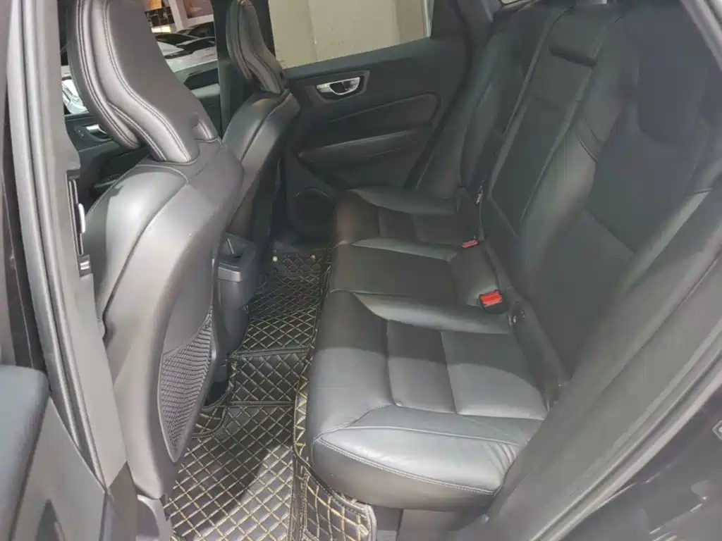 Volvo XC60 — фото 17