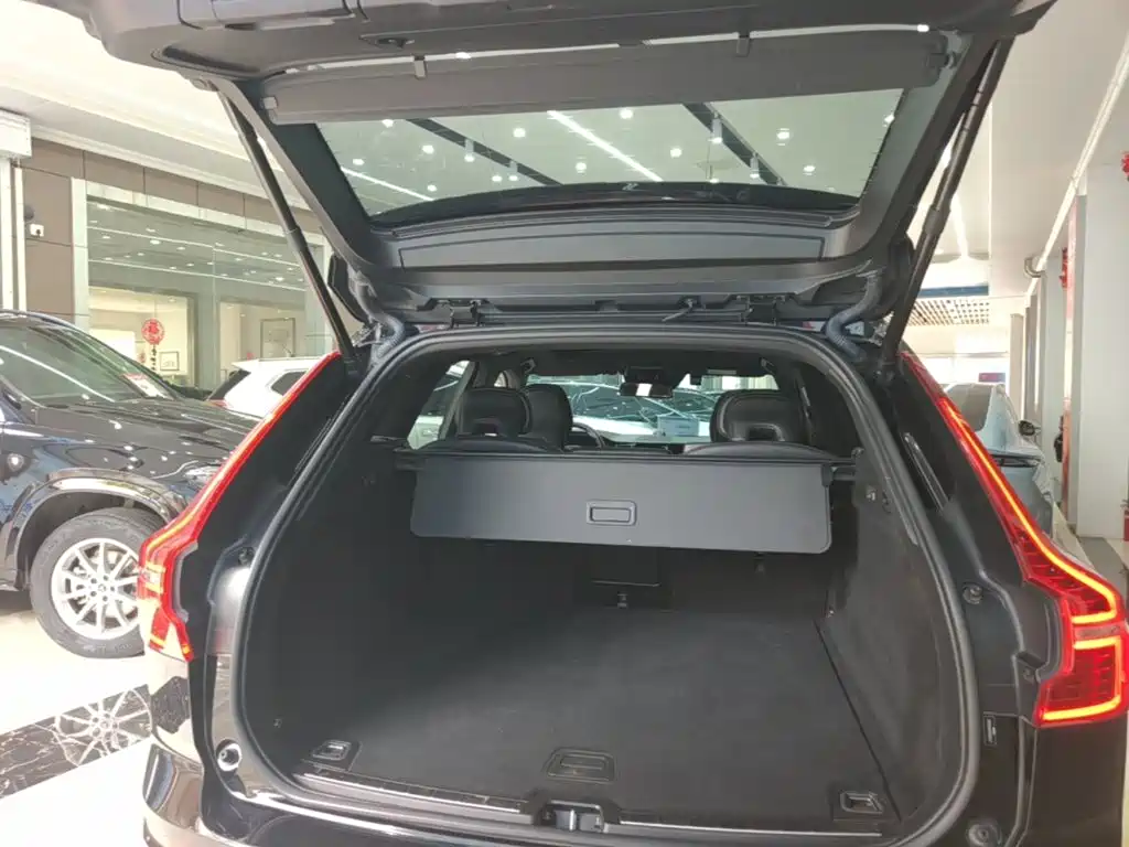 Volvo XC60 — фото 19