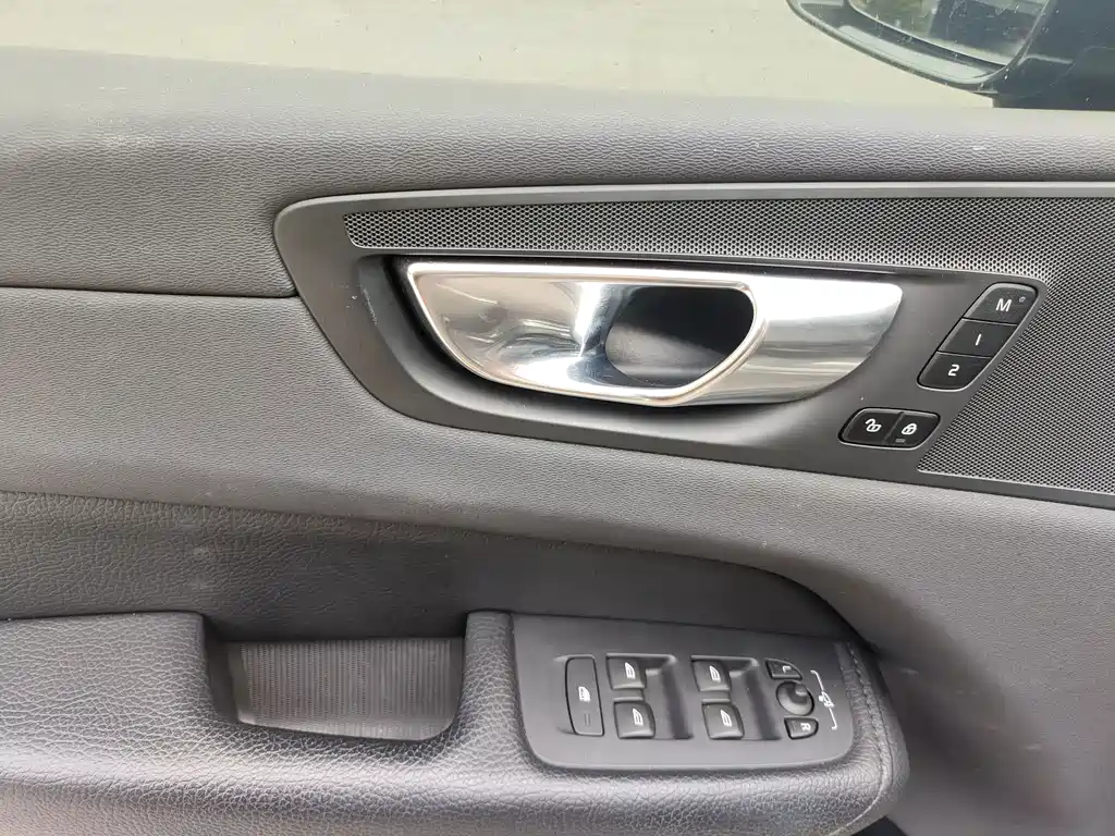 Volvo XC60 — фото 11