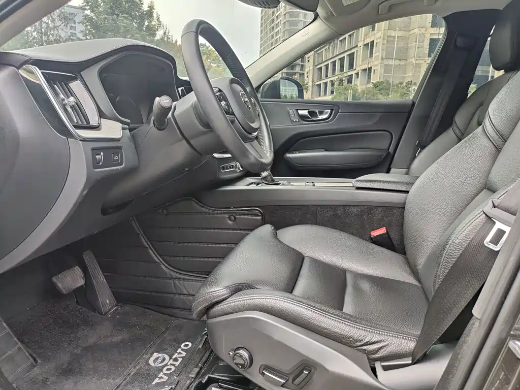 Volvo XC60 — фото 10