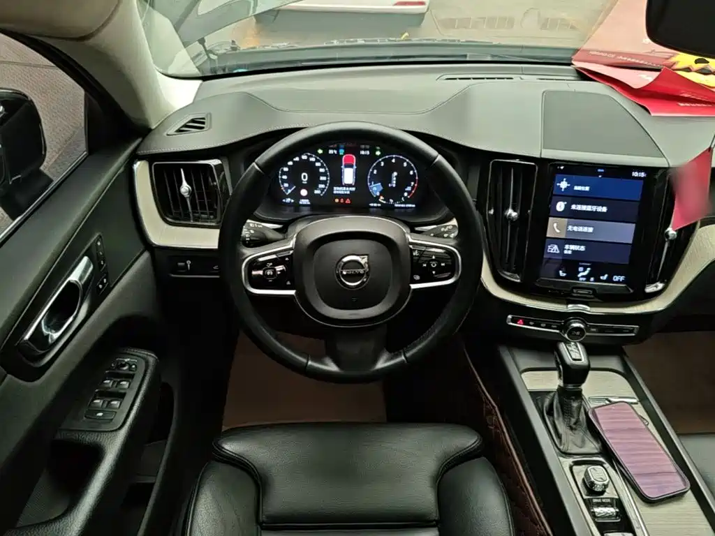 Volvo XC60 — фото 11