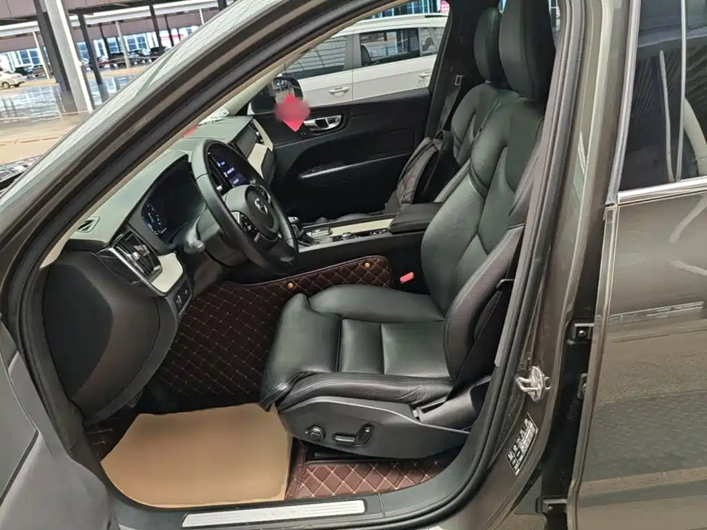 Volvo XC60 — фото 15