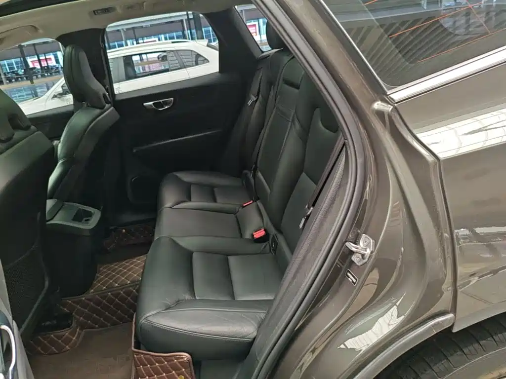 Volvo XC60 — фото 17