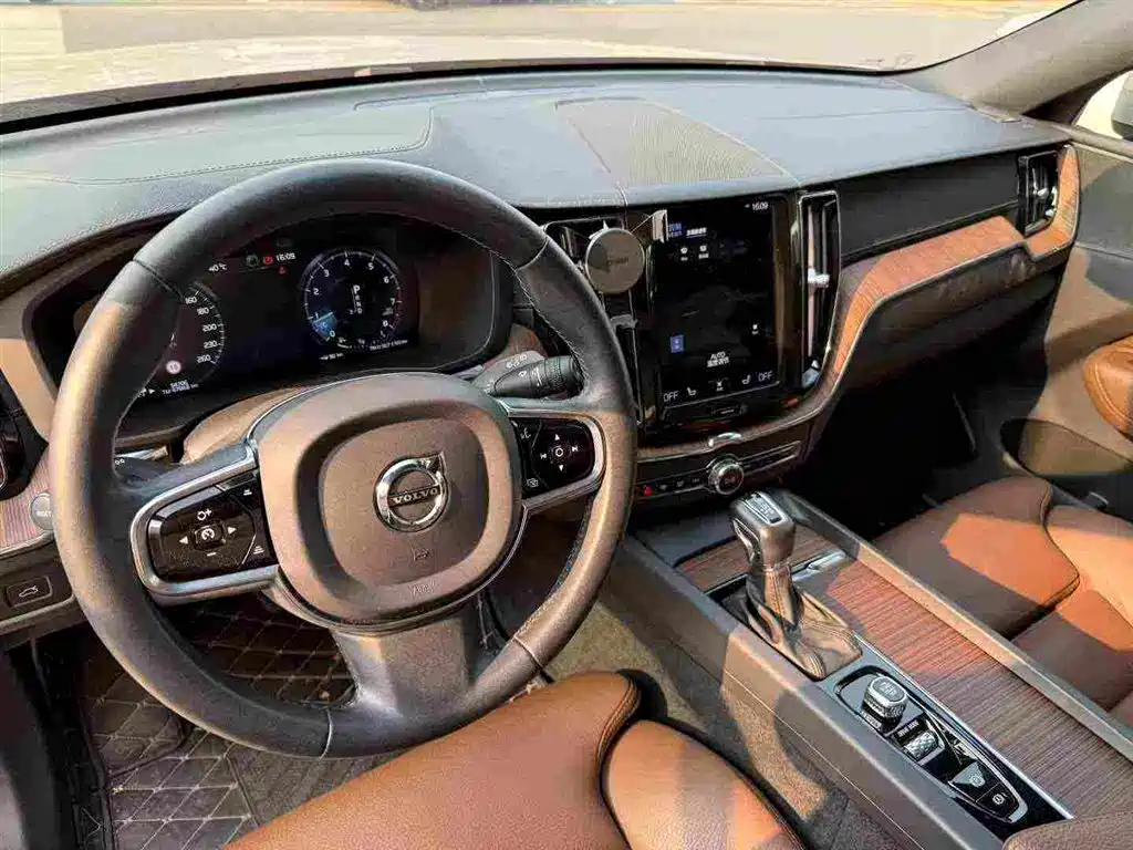 Volvo XC60 — фото 7