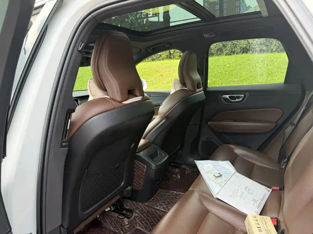 Volvo XC60 — фото 11
