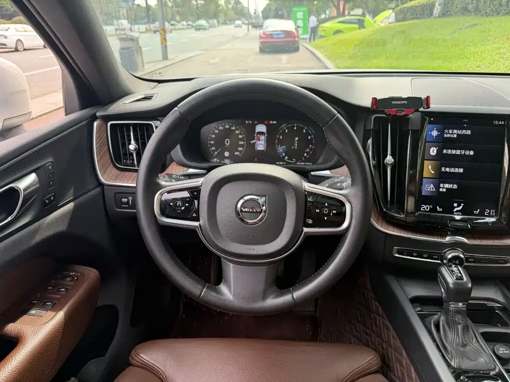 Volvo XC60 — фото 14