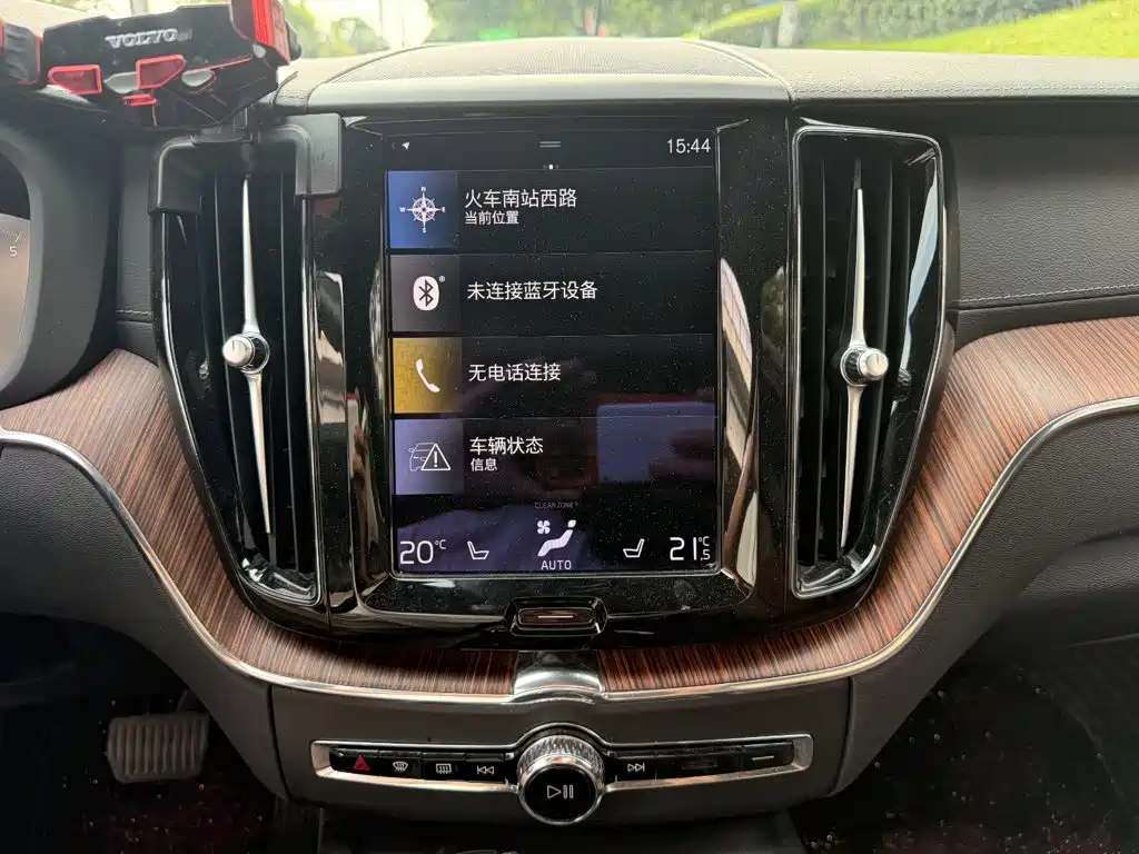 Volvo XC60 — фото 10